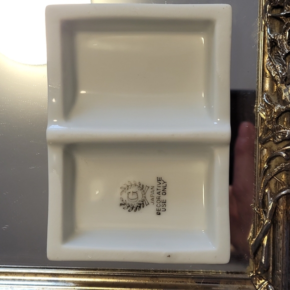 Japanese porcelain mini book on tripod stand with French verse. - Picture 4 of 12